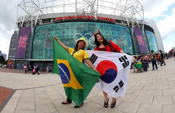 Hai nữ CĐV của Brazil và Hàn Quốc bên ngoài sân vận động Old Trafford trước trận bán kết bóng đá nam giữa Brazil và Hàn Quốc.
